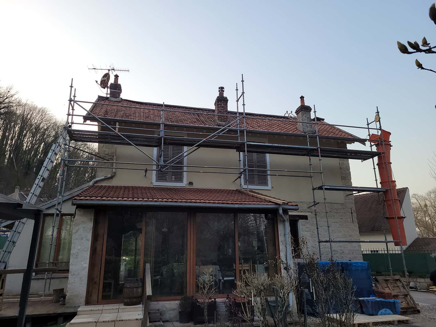 Photo avant/après de travaux réalisés par Oliveira - rénovation toiture, façade ou intérieur
