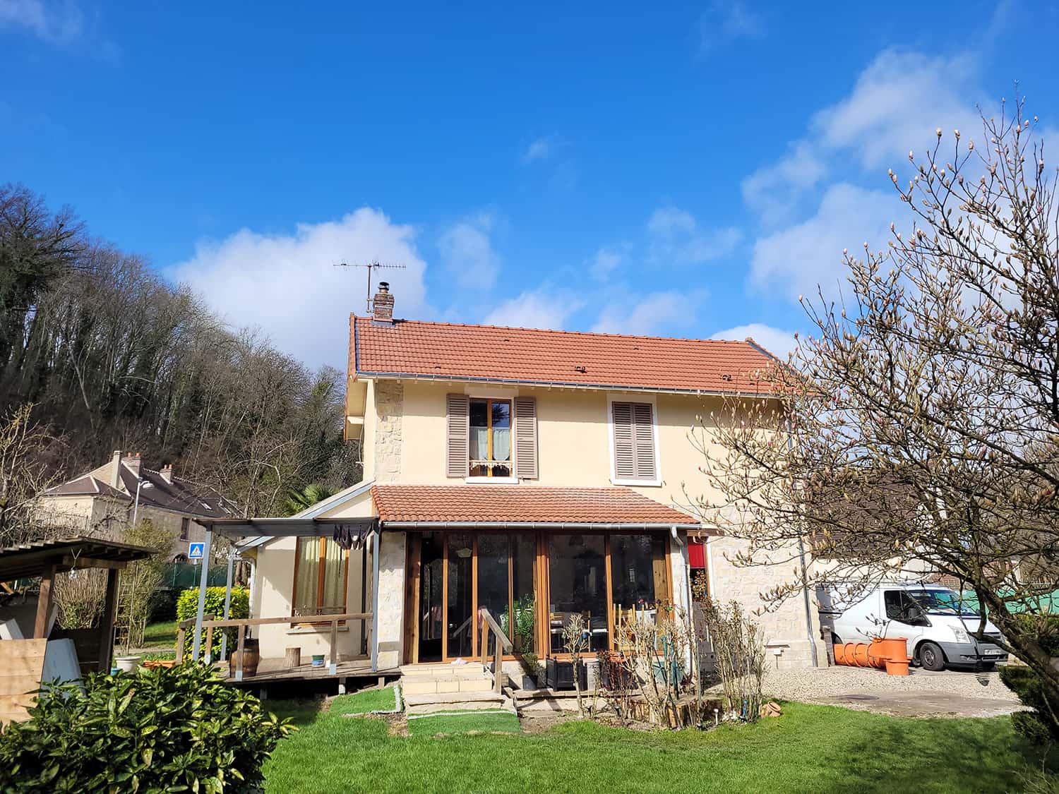 Photo avant/après de travaux réalisés par Oliveira - rénovation toiture, façade ou intérieur