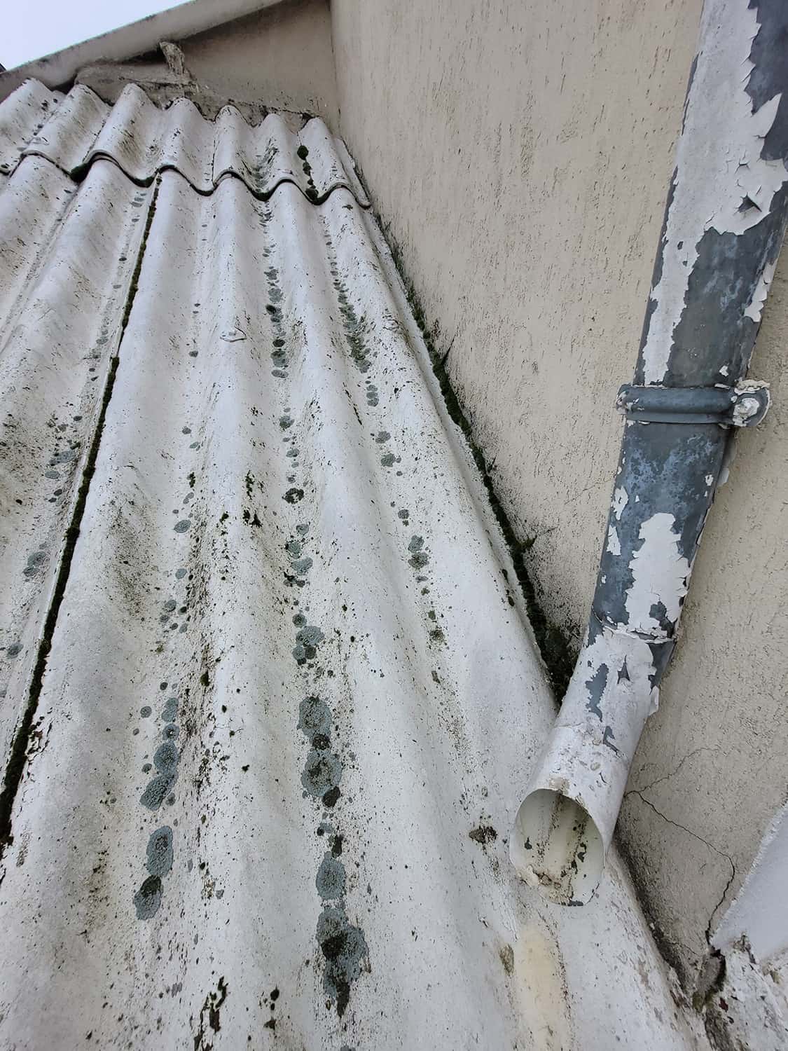 Photo avant/après de travaux réalisés par Oliveira - rénovation toiture, façade ou intérieur