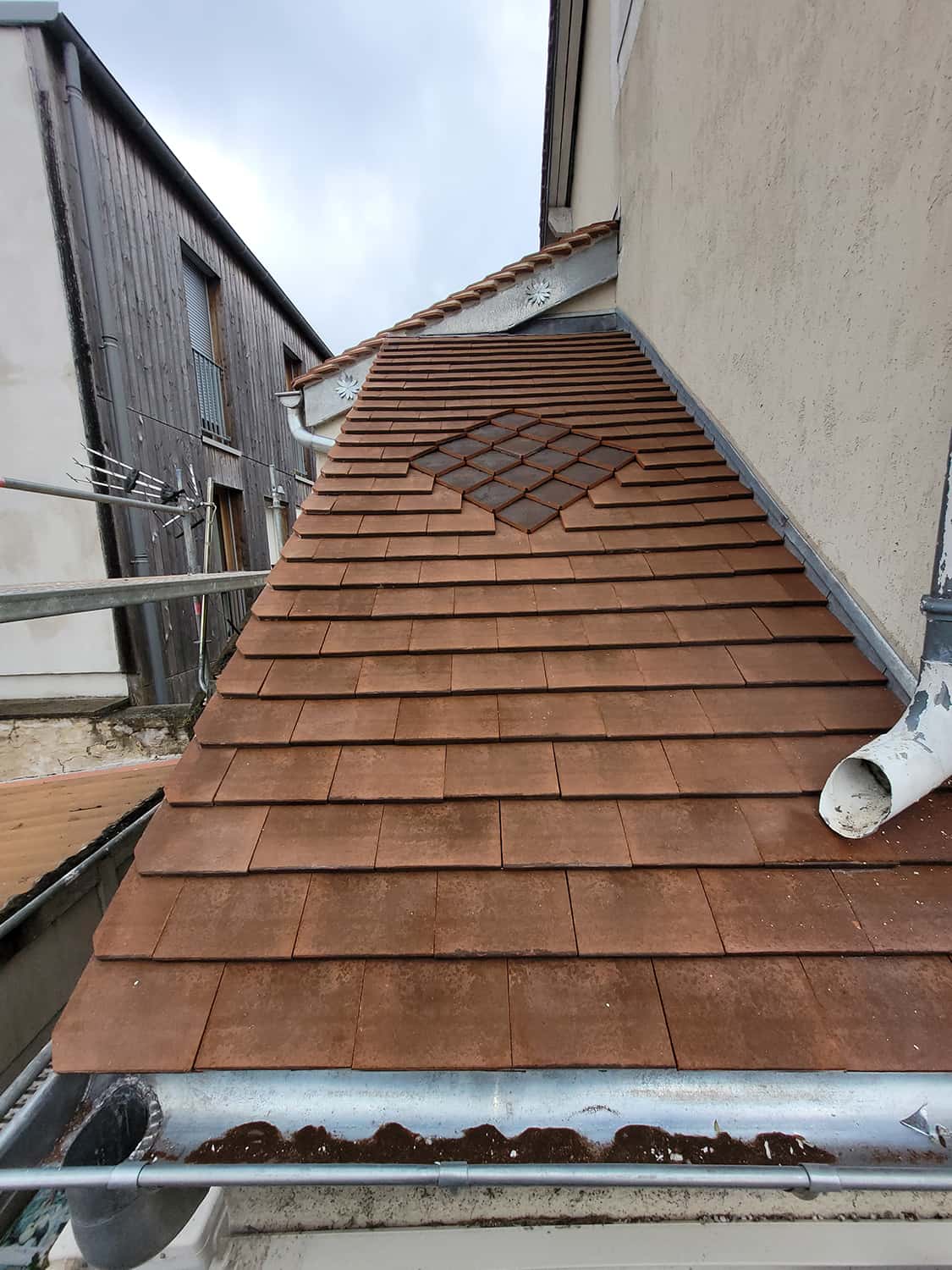 Photo avant/après de travaux réalisés par Oliveira - rénovation toiture, façade ou intérieur