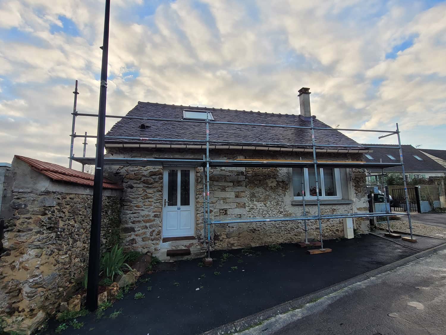 Photo avant/après de travaux réalisés par Oliveira - rénovation toiture, façade ou intérieur