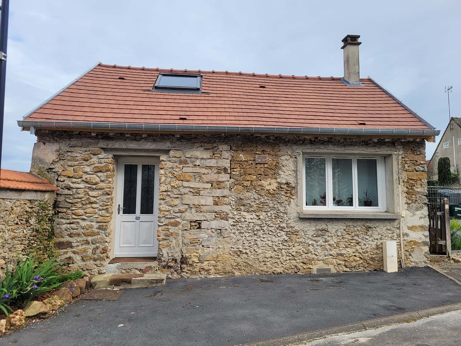 Photo avant/après de travaux réalisés par Oliveira - rénovation toiture, façade ou intérieur