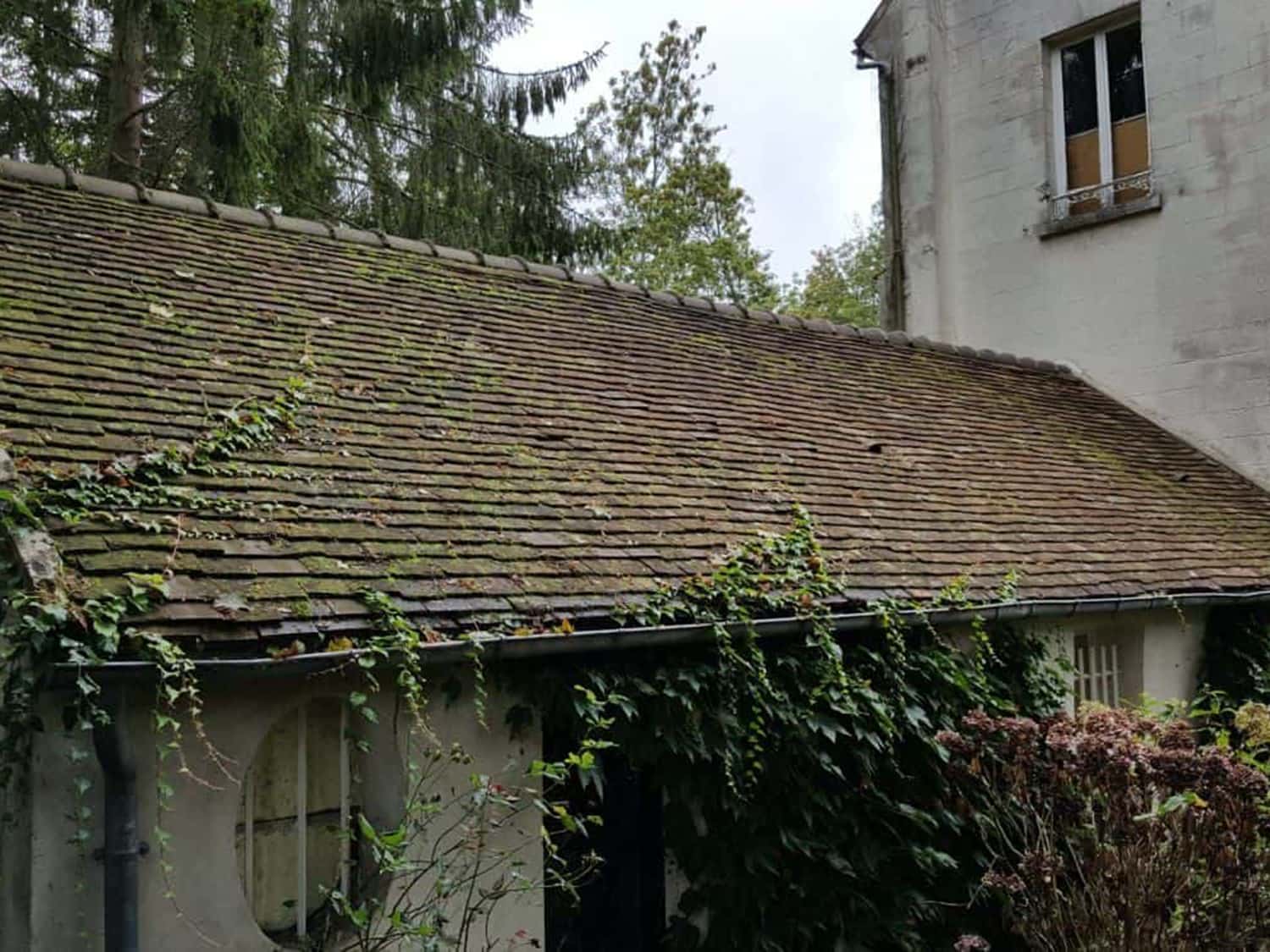 Photo avant/après de travaux réalisés par Oliveira - rénovation toiture, façade ou intérieur