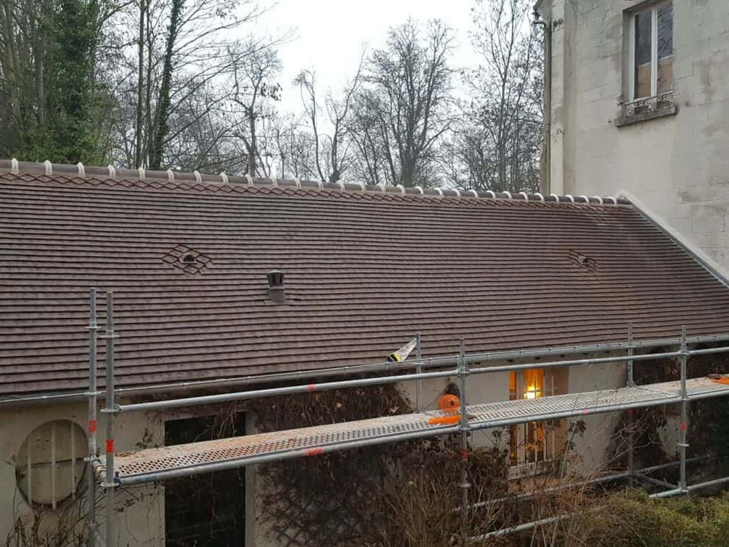 Photo avant/après de travaux réalisés par Oliveira - rénovation toiture, façade ou intérieur