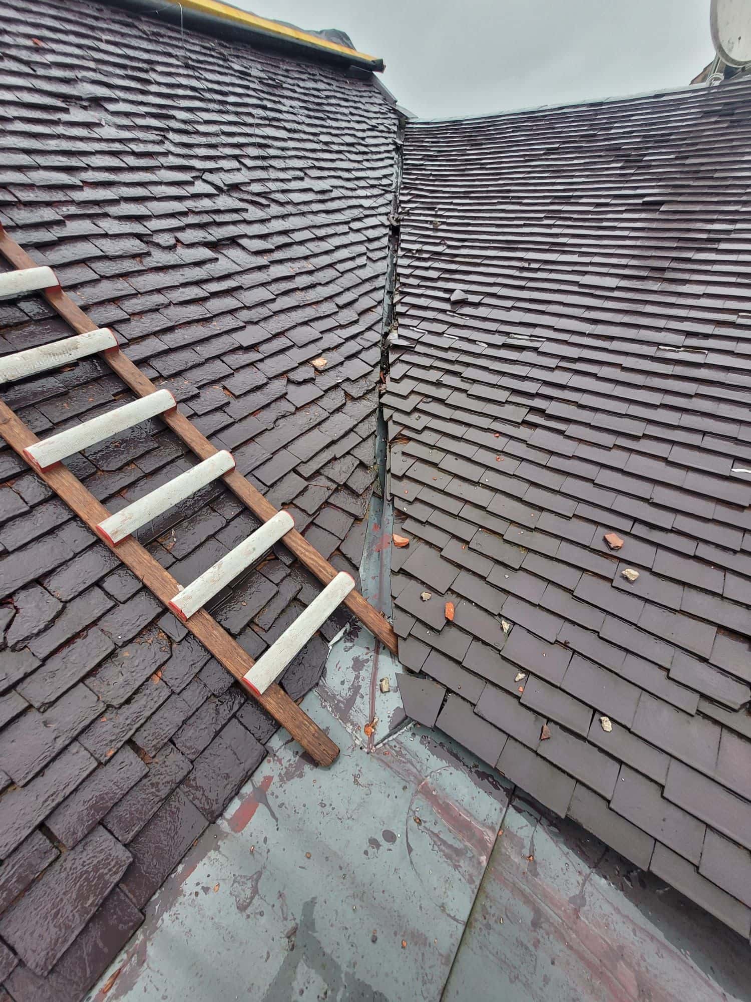 Photo avant/après de travaux réalisés par Oliveira - rénovation toiture, façade ou intérieur